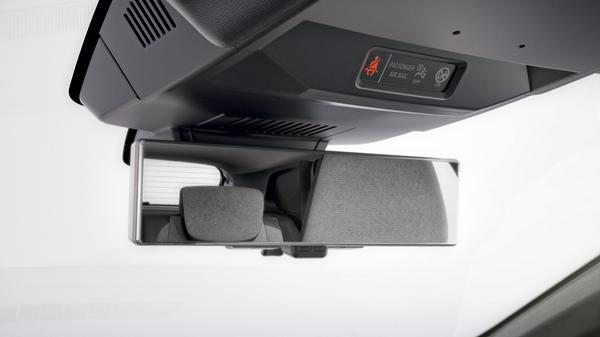 Optional gibt es einen digitalen Rückspiegel. Das kommt nicht von ungefähr, denn die ultraschmale Heckscheibe schränkt die Sicht nach hinten stark ein.