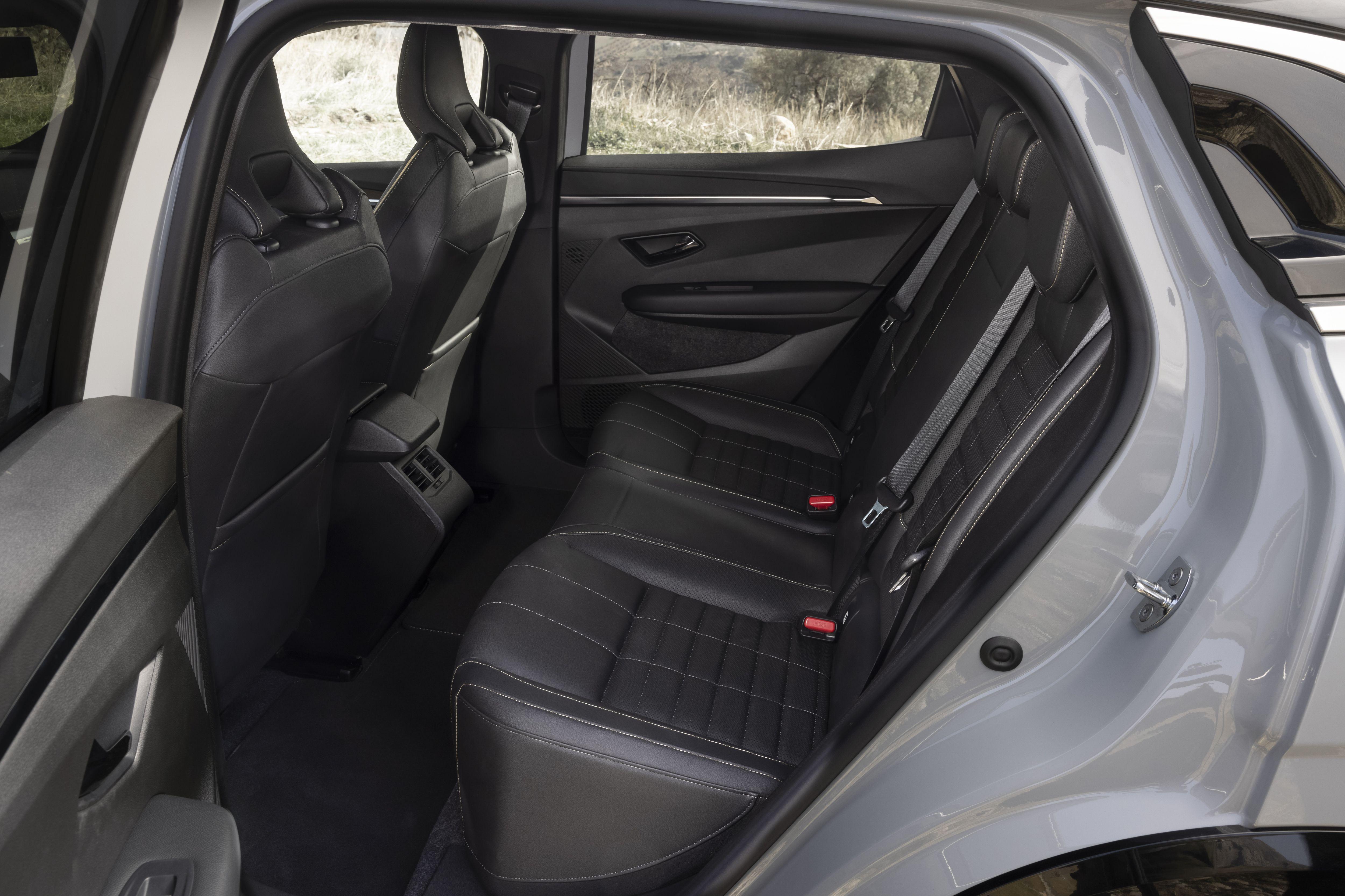 Überraschend großzügig fällt die Kniefreiheit im Fond aus.