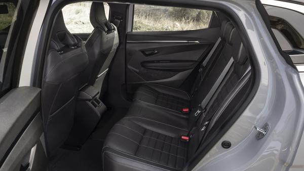 Überraschend großzügig fällt die Kniefreiheit im Fond aus.