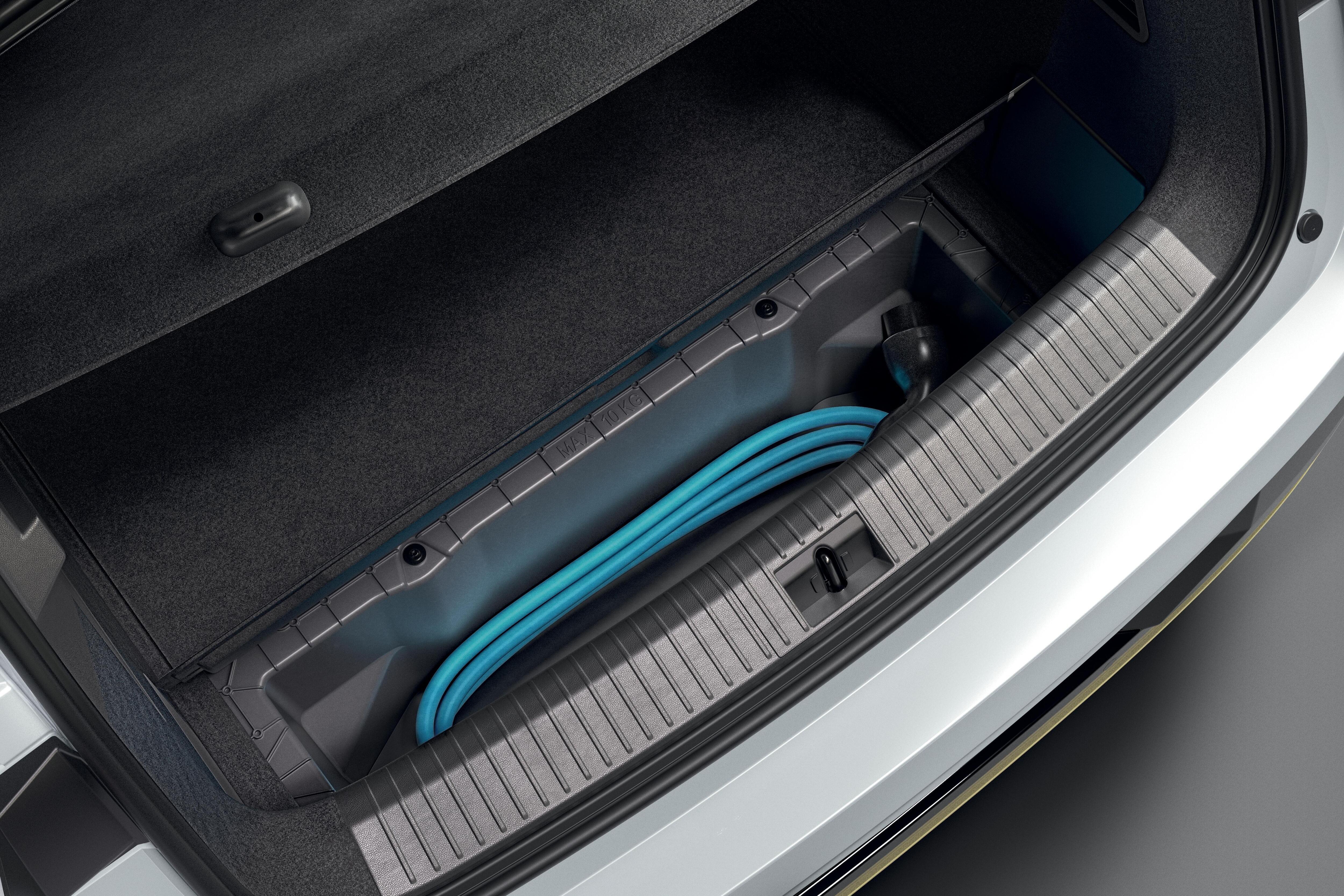 Der Kofferraum fasst 440 bis 1339 Liter. Ein Extrafach unter dem Ladeboden nimmt die Ladekabel auf.