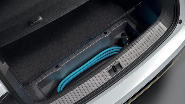 Der Kofferraum fasst 440 bis 1339 Liter. Ein Extrafach unter dem Ladeboden nimmt die Ladekabel auf.