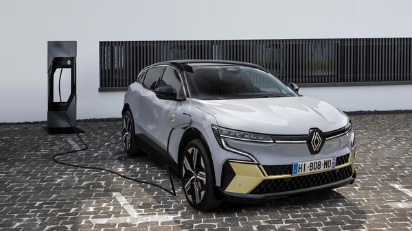 Das Basismodell EV40 130 standard charge kann nur Wechselstrom "tanken", dies lediglich einphasig und mit bis zu 7 kW. Das Update auf "boost charge" erweitert die Möglichkeiten auf Dreiphasigkeit und bis zu 22 kW, außerdem auf die wichtige Kompetenz zum Schnellladen von Gleichstrom, hier mit bis zu 85 kW.