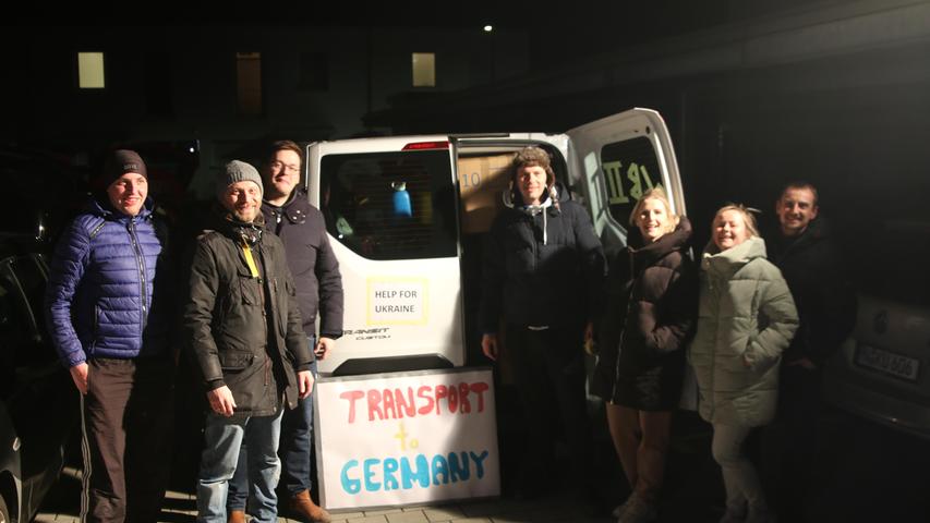 Kurz vor der Abfahrt in Nürnberg mit einem der vollbepackten Transporter, die sich auf den Weg nach Polen machten.
