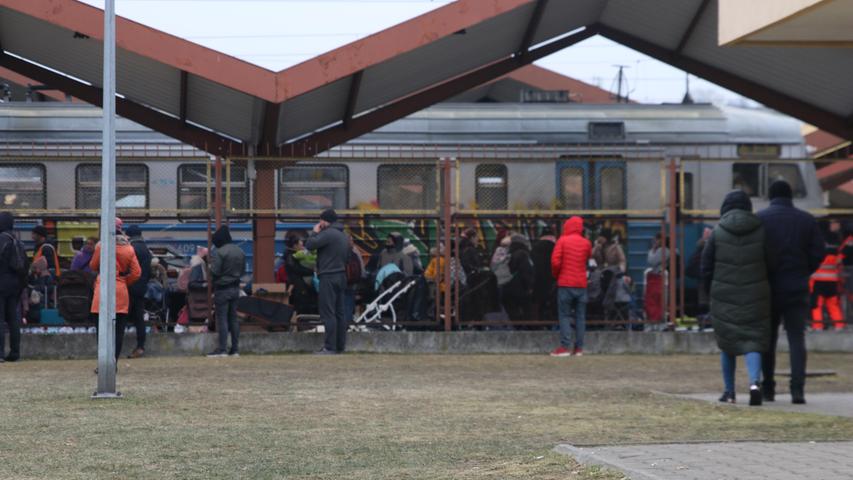 "Das Schlimmste waren die Gesichter, die uns aus dem Zug heraus angeschaut haben": Ein randvoll besetzter Zug  mit ukrainischen Geflüchteten kommt gerade in Przemyśl an.   