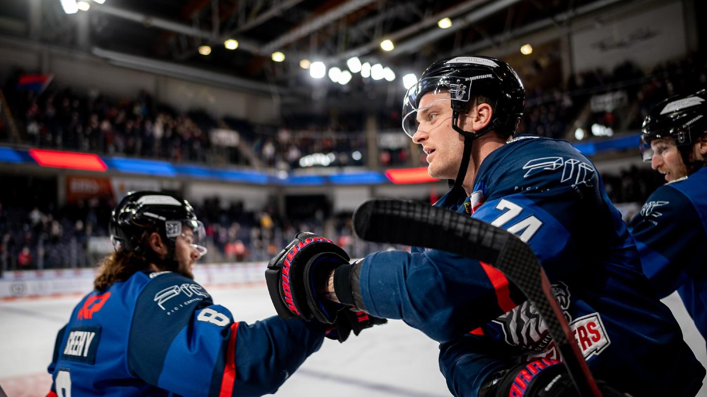 Teamplayer: Dane Fox scheint sich über die Punkte seiner Kollegen (Tyler Sheehy, links) mehr als über eigene Errungenschaften zu freuen.
Teamplayer: Dane Fox scheint sich über die Punkte seiner Kollegen (Tyler Sheehy, links) mehr als über eigene Errungenschaften zu freuen.