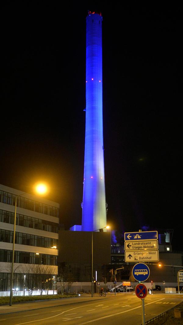 Auf Initiative des Erlanger OB Florian Janik wurde der Schlot der Erlanger Stadtwerke nachts in den Farben der Ukraine angestrahlt.