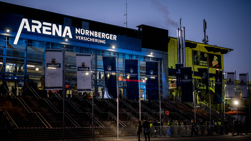 Die Nürnberger Arena leuchtet gelb und blau in der Nacht. Die Ice Tigers haben auch auf ihren digitalen Anzeigen die ukrainische Flagge "gehisst".