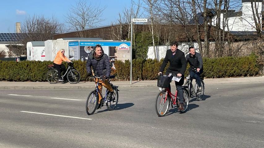 Radelnd Unterwegs durch Bad Windsheim (von links): SPD-Fraktionschef Matthias Obert, Bürgermeister Jürgen Heckel und Liste-Land-Stadtrat Volker Goller.
