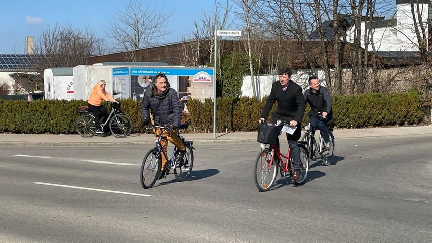 Radelnd Unterwegs durch Bad Windsheim (von links): SPD-Fraktionschef Matthias Obert, Bürgermeister Jürgen Heckel und Liste-Land-Stadtrat Volker Goller.