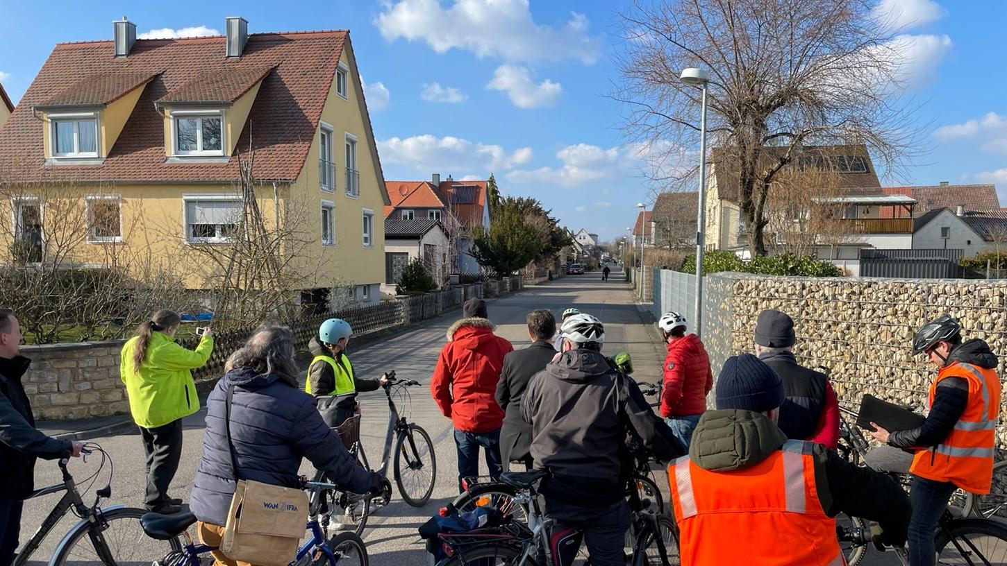 Teile des Stadtrates haben im März 2022 mit dem Rad Bad Windsheim erkundet - nun liegt ein Radwegekonzept vor, passiert ist aber bisher wenig.
