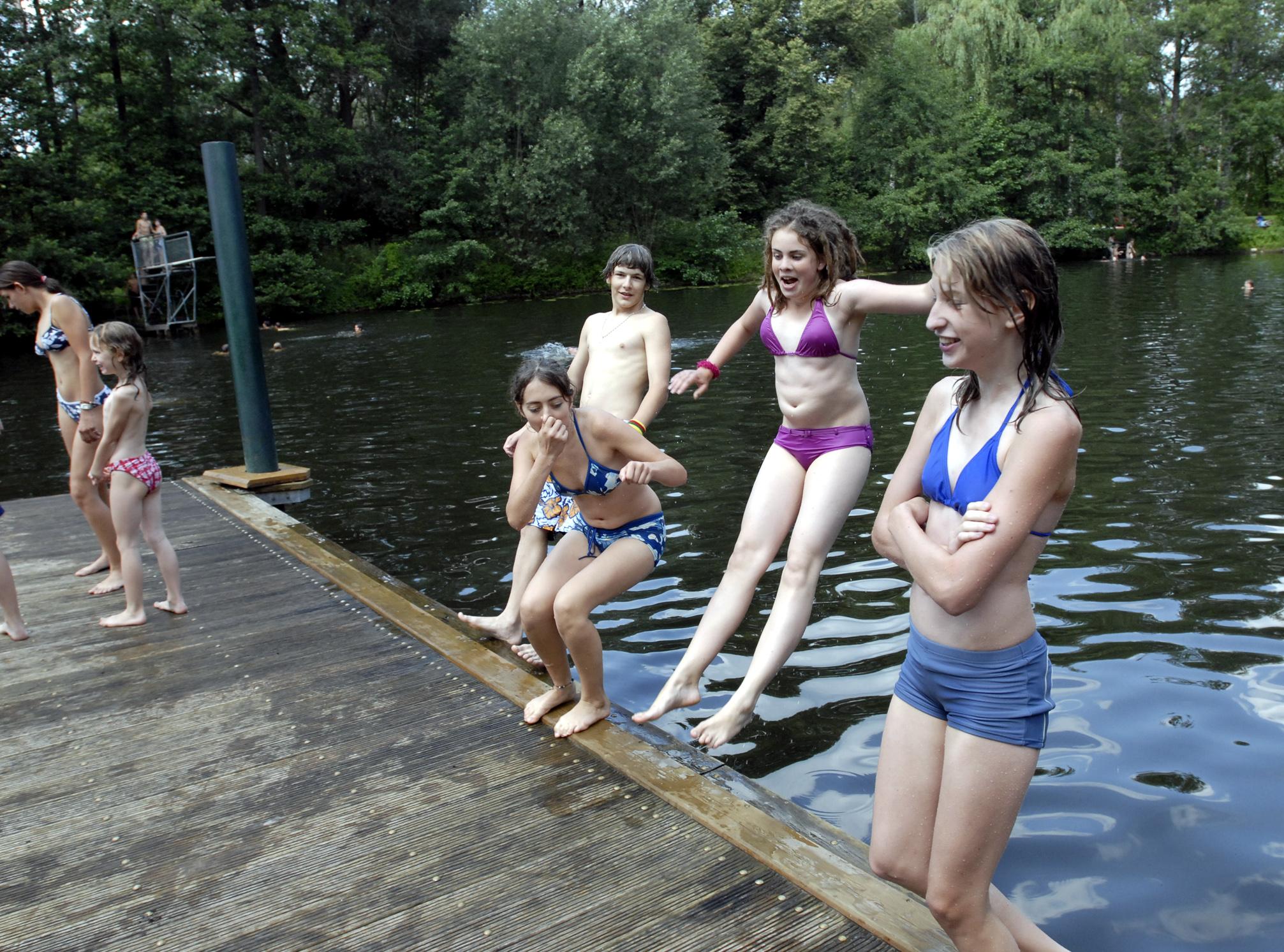 Das Langseebad besteht aus einem natürlichen, mit Grundwasser gespeisten See und einem solarbeheizten Nichtschwimmerbecken. Für die kleinsten Schwimmer steht ein Planschbecken zur Verfügung. Derzeit hat die Oase im Osten der Stadt bei schönem Wetter täglich von 11 bis 19 Uhr geöffnet. Infos zu den aktuellen Öffnungszeiten auf der Homepage des Langseebades.