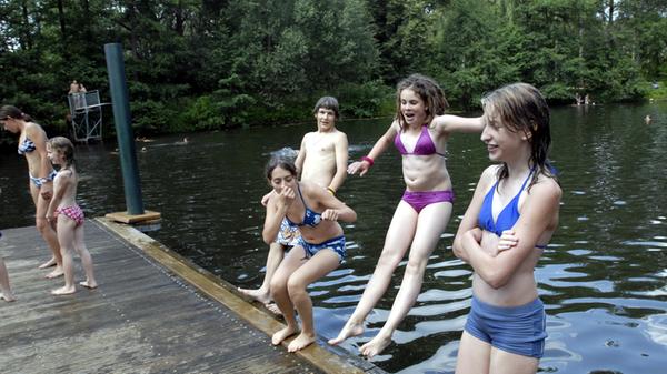 Das Langseebad besteht aus einem natürlichen, mit Grundwasser gespeisten See und einem solarbeheizten Nichtschwimmerbecken. Für die kleinsten Schwimmer steht ein Planschbecken zur Verfügung. Derzeit hat die Oase im Osten der Stadt bei schönem Wetter täglich von 11 bis 19 Uhr geöffnet. Infos zu den aktuellen Öffnungszeiten auf der Homepage des Langseebades.