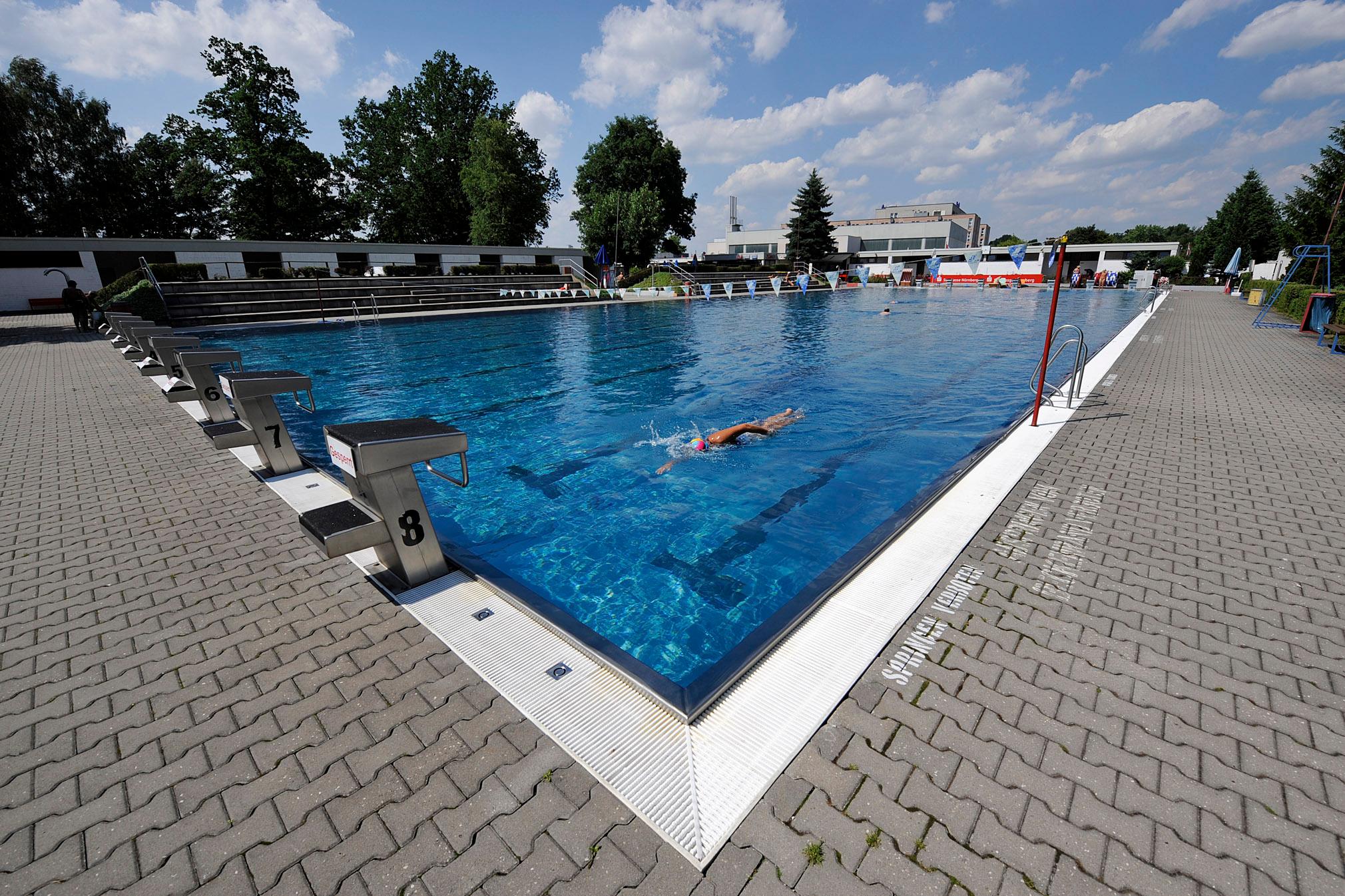 Das Clubbad liegt neben dem Trainingsgelände des 1. FC Nürnberg. Das Bad des Nürnberger Schwimmvereins "1. FCN Schwimmen" am Valznerweiher ist klein, hat gerade dadurch aber einen persönlichen Charakter. Geöffnet hat das Bad täglich von 9.30 bis 20 Uhr, jeden Dienstag und Donnerstag sogar ab 7.30 Uhr zum Frühschwimmen. Weitere Informationen finden Sie hier.