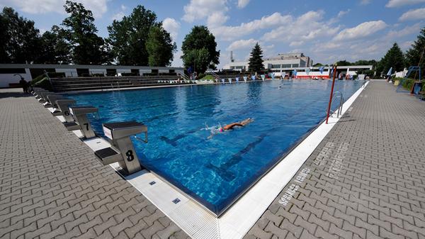 Das Clubbad liegt neben dem Trainingsgelände des 1. FC Nürnberg. Das Bad des Nürnberger Schwimmvereins "1. FCN Schwimmen" am Valznerweiher ist klein, hat gerade dadurch aber einen persönlichen Charakter. Geöffnet hat das Bad täglich von 9.30 bis 20 Uhr, jeden Dienstag und Donnerstag sogar ab 7.30 Uhr zum Frühschwimmen. Weitere Informationen finden Sie hier.