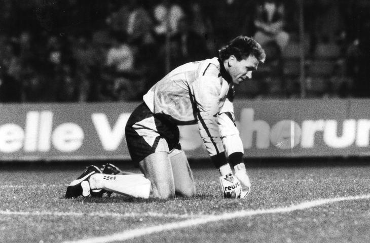 Er war über viele Jahre der große Rückhalt des 1. FC Nürnberg. Andi Köpke war einer, der auch die "Unhaltbaren" parierte und dem Club auf diese Weise so manchen Zähler rettete. Verhindern konnte er den Abstieg 1994 aber auch nicht. "Über Freiburg lacht die Sonne, über Nürnberg die ganze Welt", stand auf einem Plakat, das Fans des Sportclubs auf den Rängen des Dreisamstadions präsentierten, nachdem die Breisgauer in den letzten drei Saisonspielen vier Zähler auf den Cub gutgemacht und den FCN doch noch überholt hatten - bei der alten Zwei-Punkte-Regel wohlgemerkt. Er war über viele Jahre der große Rückhalt des 1. FC Nürnberg. Andi Köpke war einer, der auch die "Unhaltbaren" parierte und dem Club auf diese Weise so manchen Zähler rettete. Verhindern konnte er den Abstieg 1994 aber auch nicht. "Über Freiburg lacht die Sonne, über Nürnberg die ganze Welt", stand auf einem Plakat, das Fans des Sportclubs auf den Rängen des Dreisamstadions präsentierten, nachdem die Breisgauer in den letzten drei Saisonspielen vier Zähler auf den Cub gutgemacht und den FCN doch noch überholt hatten - bei der alten Zwei-Punkte-Regel wohlgemerkt.