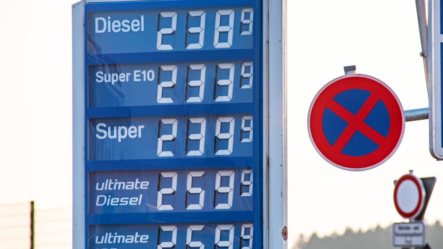 Das Bild zeigt eine Tankstelle an der Autobahn A8 in Holzkirchen. Auch hier sind die Benzinpreise auf Rekordniveau.