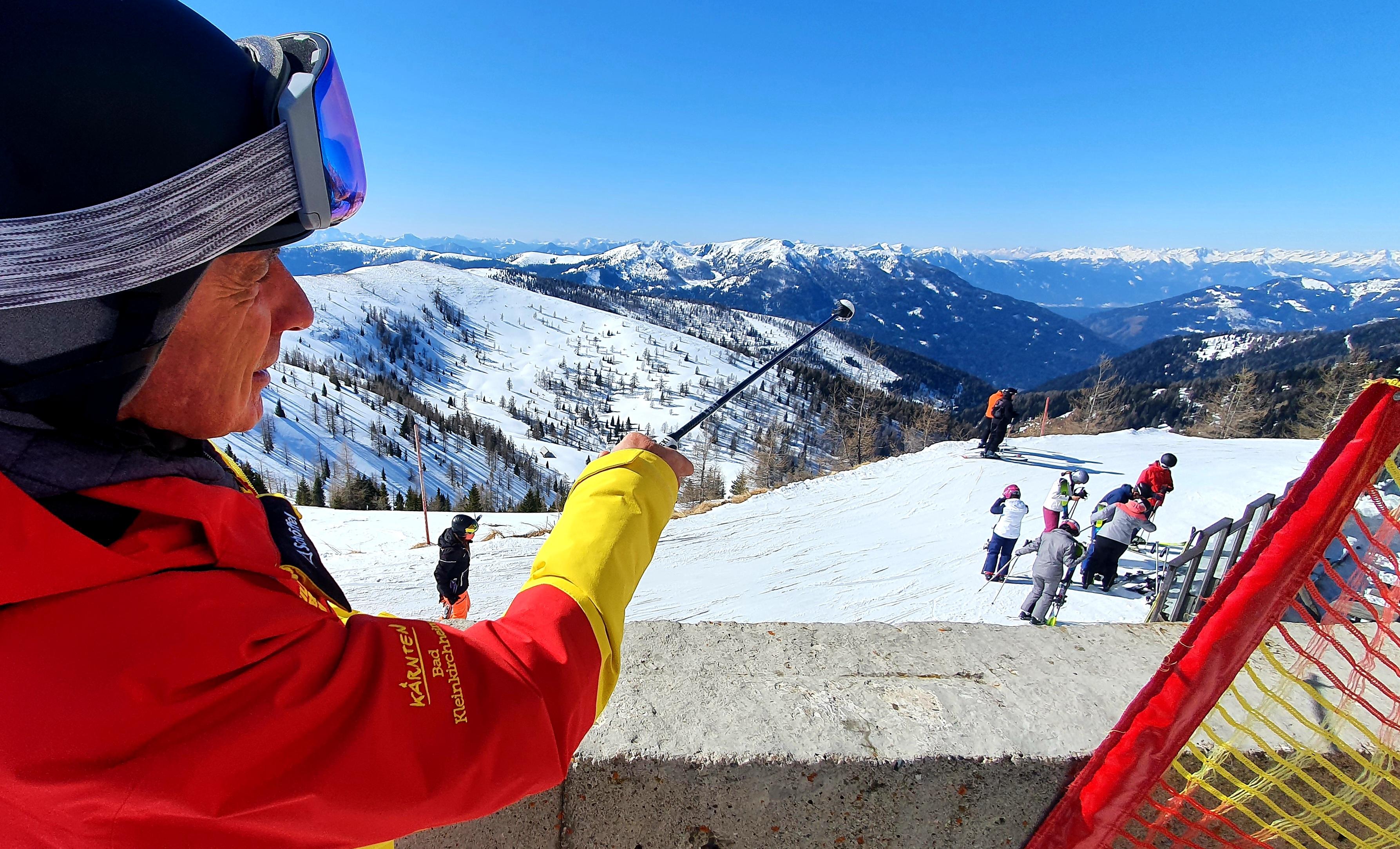 Der Chef der örtlichen Skischule, Wolfgang Krainer, zeigt uns, was man alles von hier oben sehen kann. 
