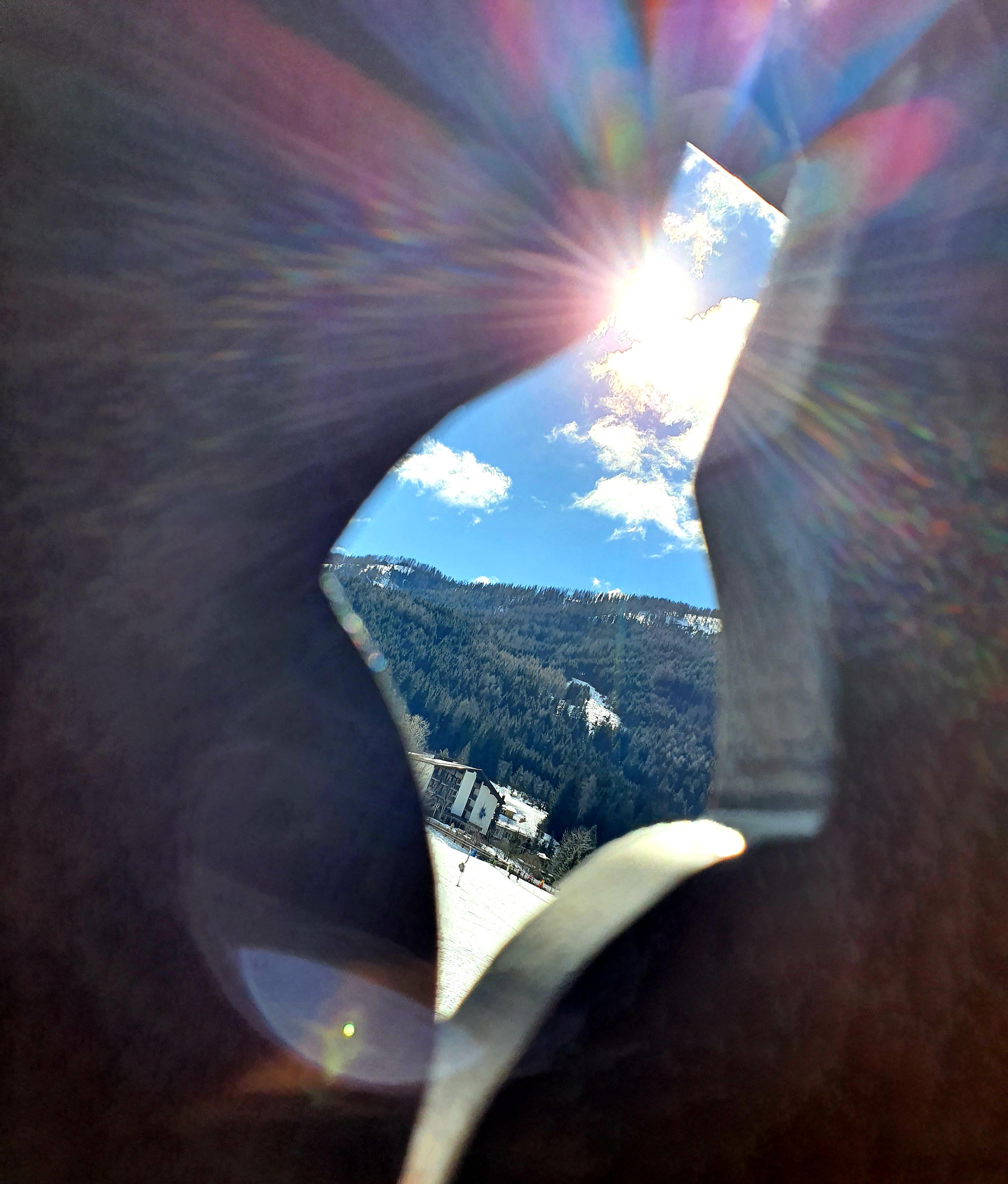 Endlich in den Bergen angekommen - beim Blick durch die Balkonbrüstung blitzt die Sonne über der Piste. Die spannende Reisereportage zu dieser Bildergalerie lesen Sie hier.