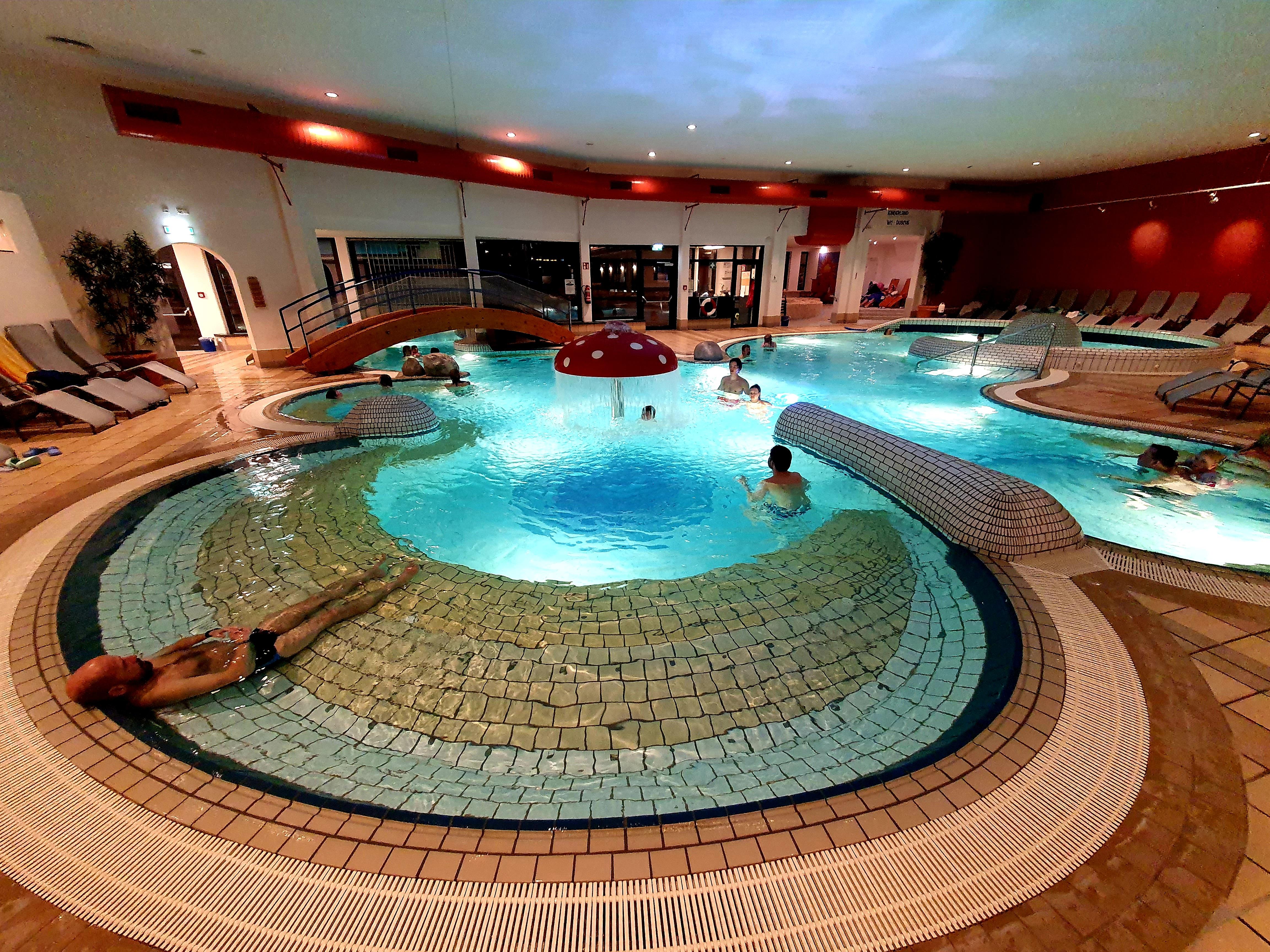 Die Therme St. Kathrein mitten im Ort ist der perfekte Badespaß für Familien. Sie hat aber auch einen Wellness-Bereich. 