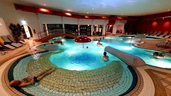 Die Therme St. Kathrein mitten im Ort ist der perfekte Badespaß für Familien. Sie hat aber auch einen Wellness-Bereich.