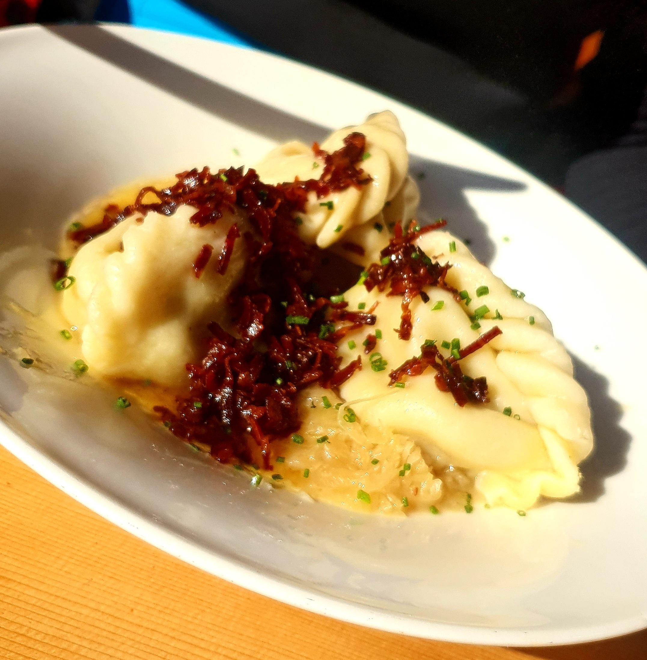 Typische Kärntner Nudeln auf Sauerkraut, gefüllt mit Fleisch oder Käse. 