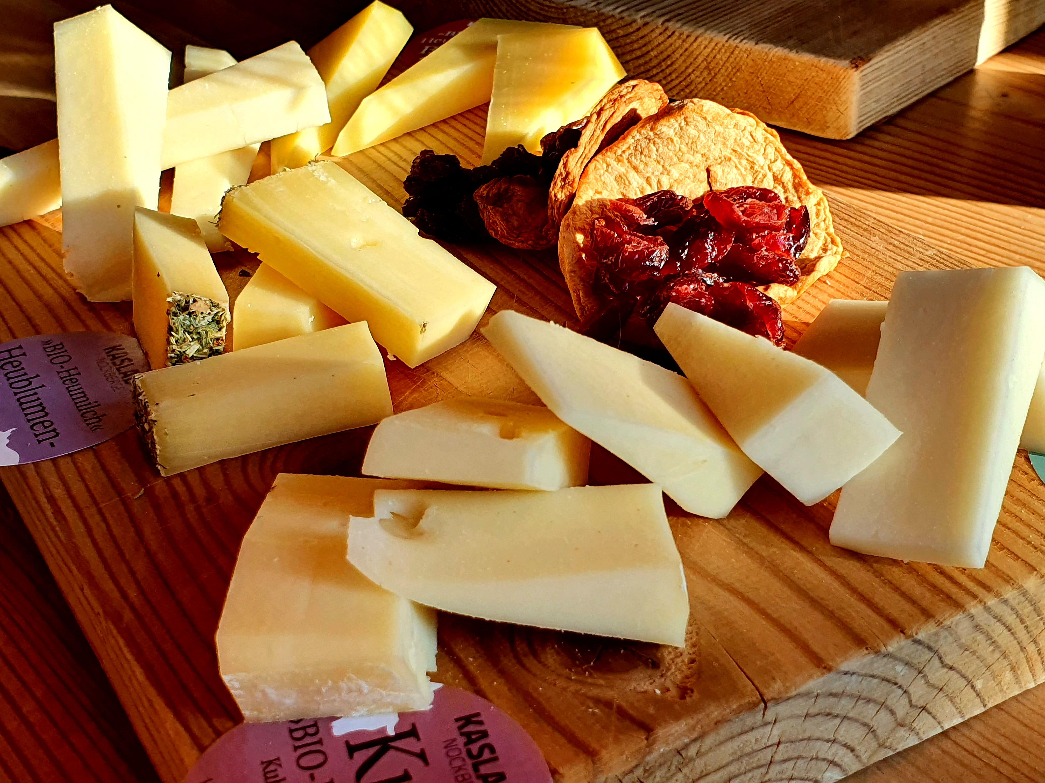 Der würzige Bergkäse etwa kommt mit drei, sechs oder neun Monaten und sogar erst nach zwei Jahren Lagerung im Käsekeller in den Laden oder zu den Hotels und Restaurants. Feine Exoten sind auch die verschiedenen Ziegenkäse oder der Bier- oder Bergblumenkäse. Vor der Verkostung kann man sich per Videos oder an Schaukästen spielerisch über die Herstellung informieren.