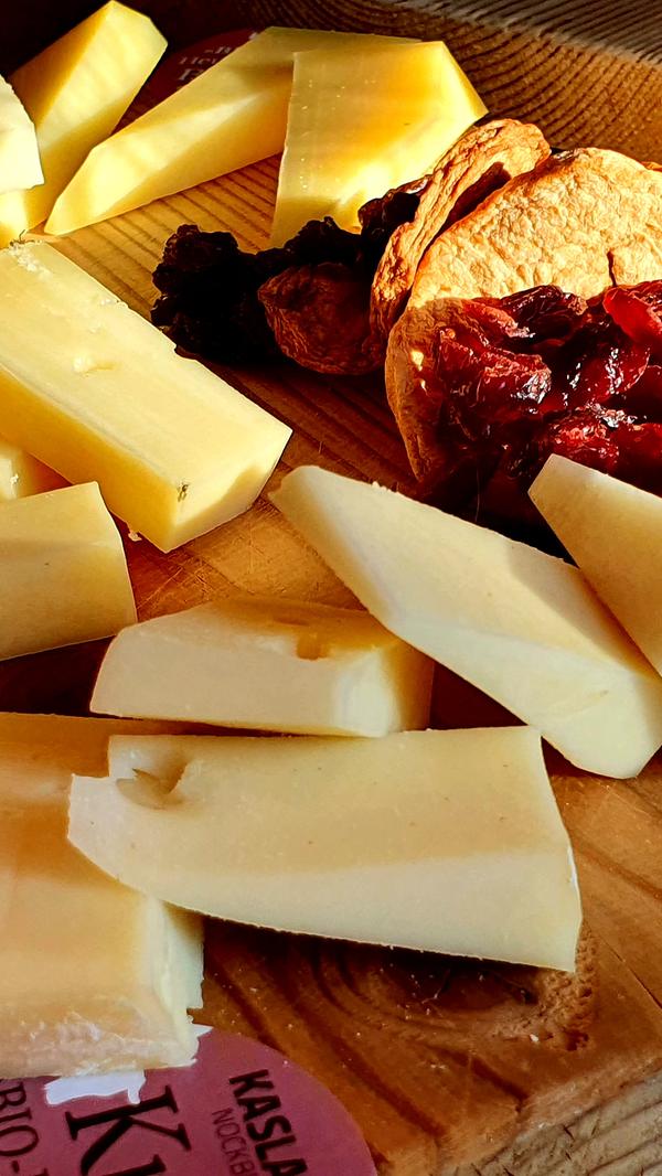 Der würzige Bergkäse etwa kommt mit drei, sechs oder neun Monaten und sogar erst nach zwei Jahren Lagerung im Käsekeller in den Laden oder zu den Hotels und Restaurants. Feine Exoten sind auch die verschiedenen Ziegenkäse oder der Bier- oder Bergblumenkäse. Vor der Verkostung kann man sich per Videos oder an Schaukästen spielerisch über die Herstellung informieren.
