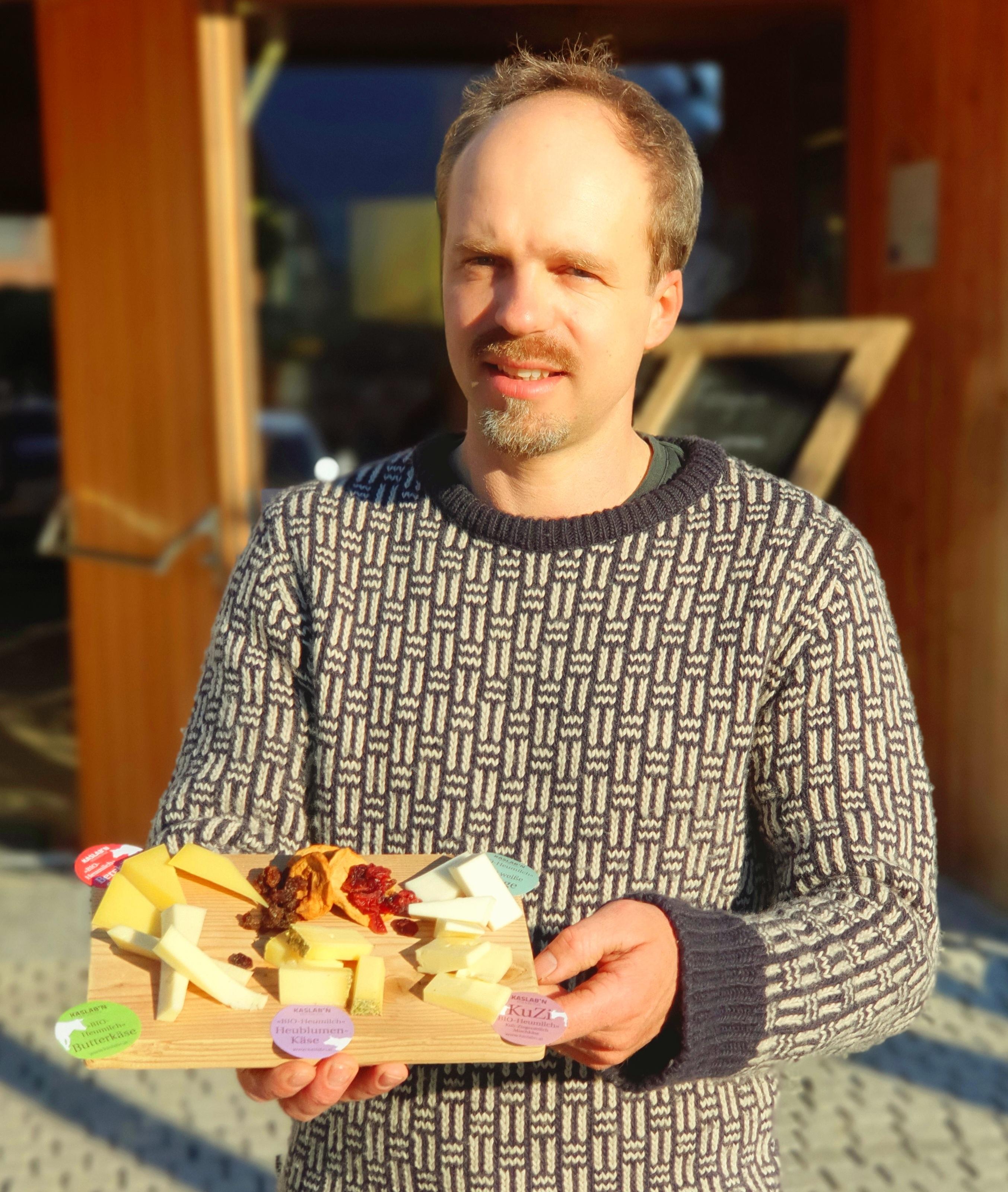 Man sieht Michael Kerschbaumer förmlich den Stolz an, wenn er seinen Käse präsentiert. Die Milchbauern der Gegend sind Anteilseigner der Genossenschaftskäserei und liefern täglich die Milch, die Kerschbaumer zu 17 verschiedenen Sorten veredelt.