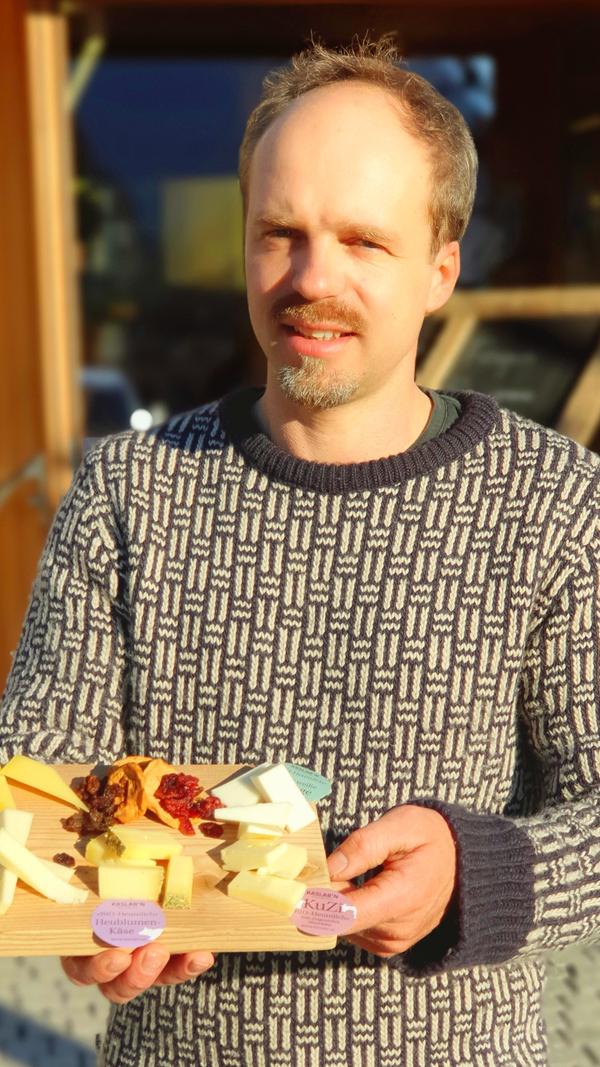 Man sieht Michael Kerschbaumer förmlich den Stolz an, wenn er seinen Käse präsentiert. Die Milchbauern der Gegend sind Anteilseigner der Genossenschaftskäserei und liefern täglich die Milch, die Kerschbaumer zu 17 verschiedenen Sorten veredelt.