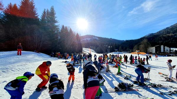 Alle machen sich warm für den Tag auf der Piste.