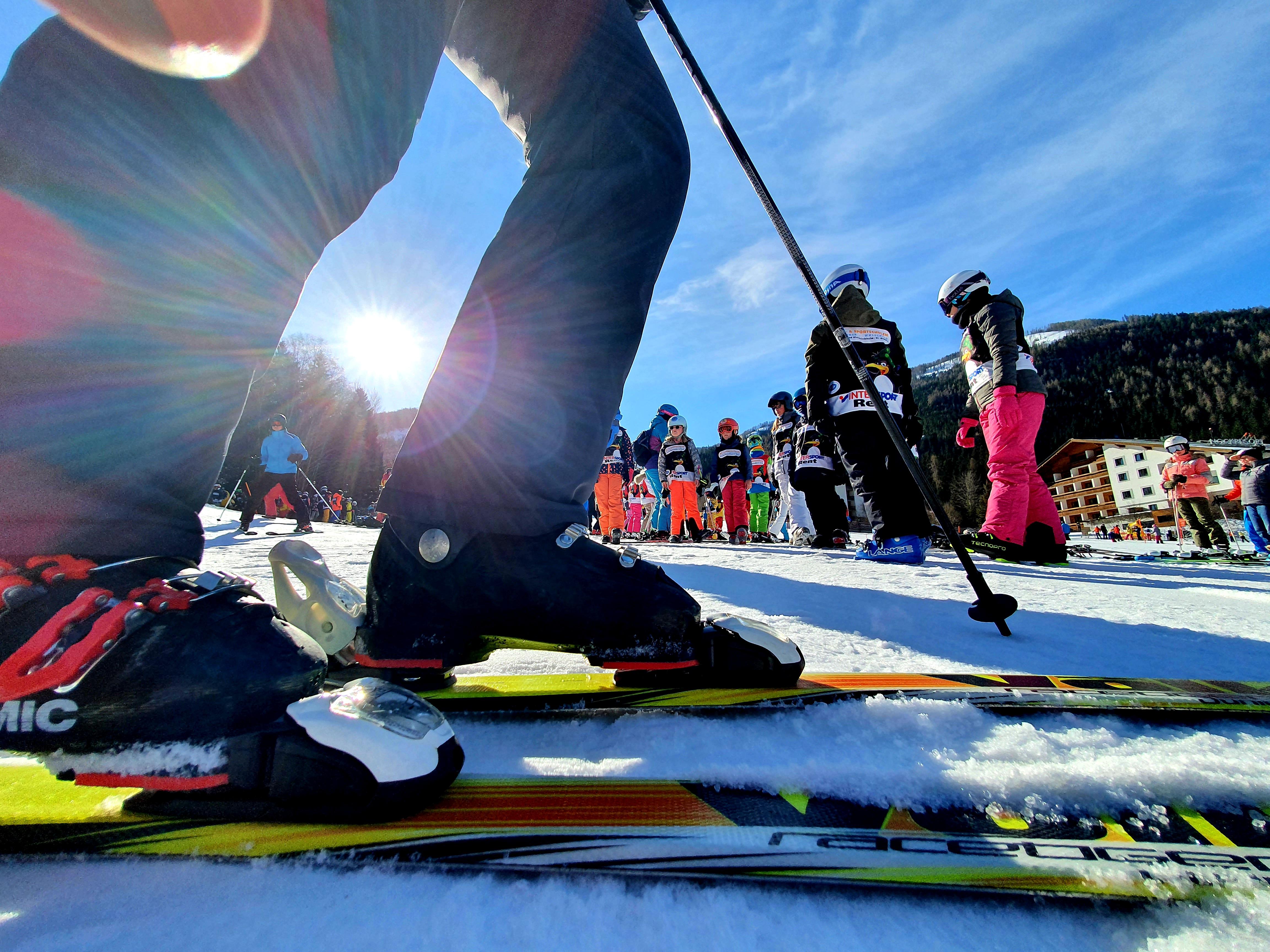Morgens sammelt sich alles an der Skischule am Bachlift. 