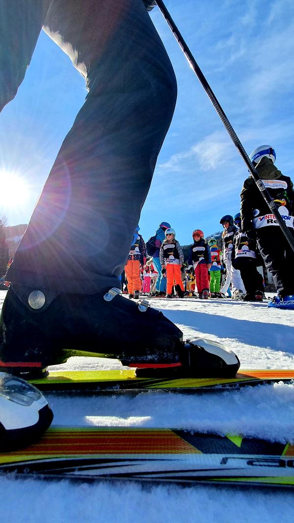 Morgens sammelt sich alles an der Skischule am Bachlift.