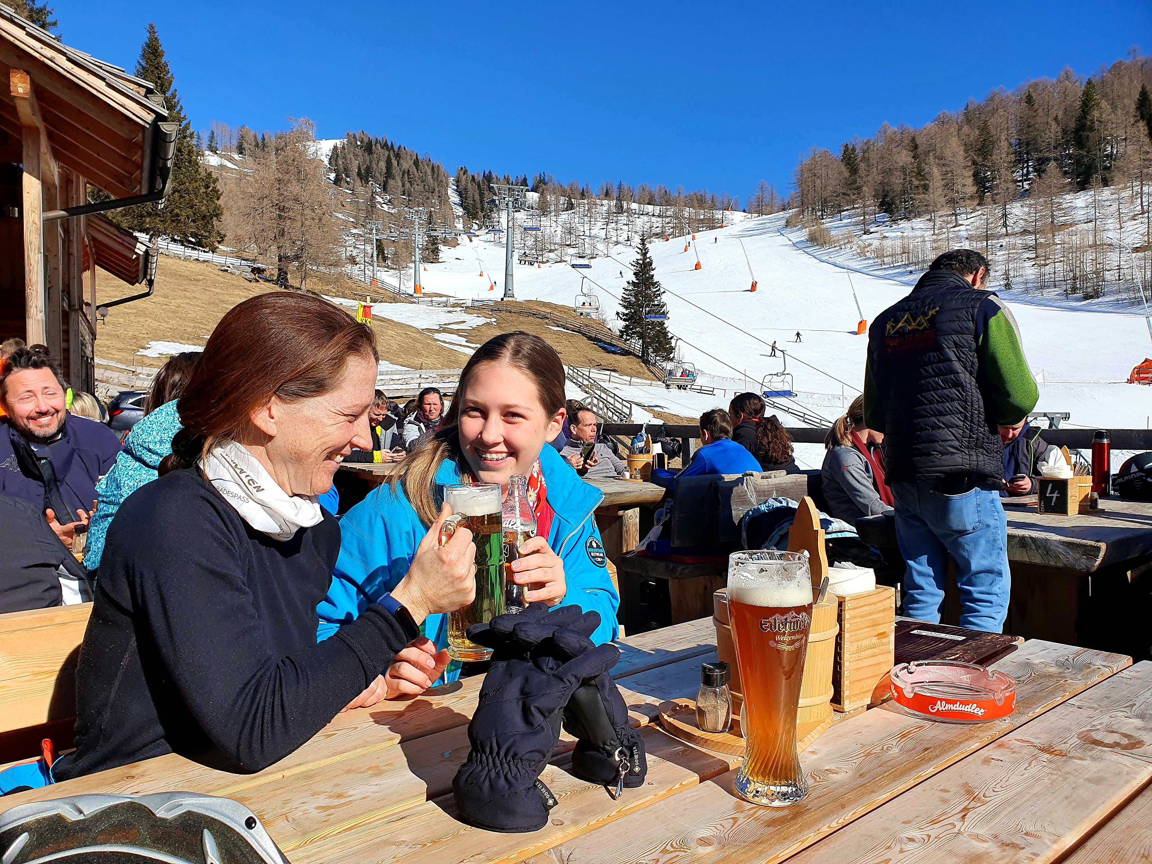 In der Scharte unterhalb der Schartenbahn kann man wunderbar in dieser Hütte einkehren. 