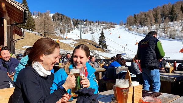 In der Scharte unterhalb der Schartenbahn kann man wunderbar in dieser Hütte einkehren.