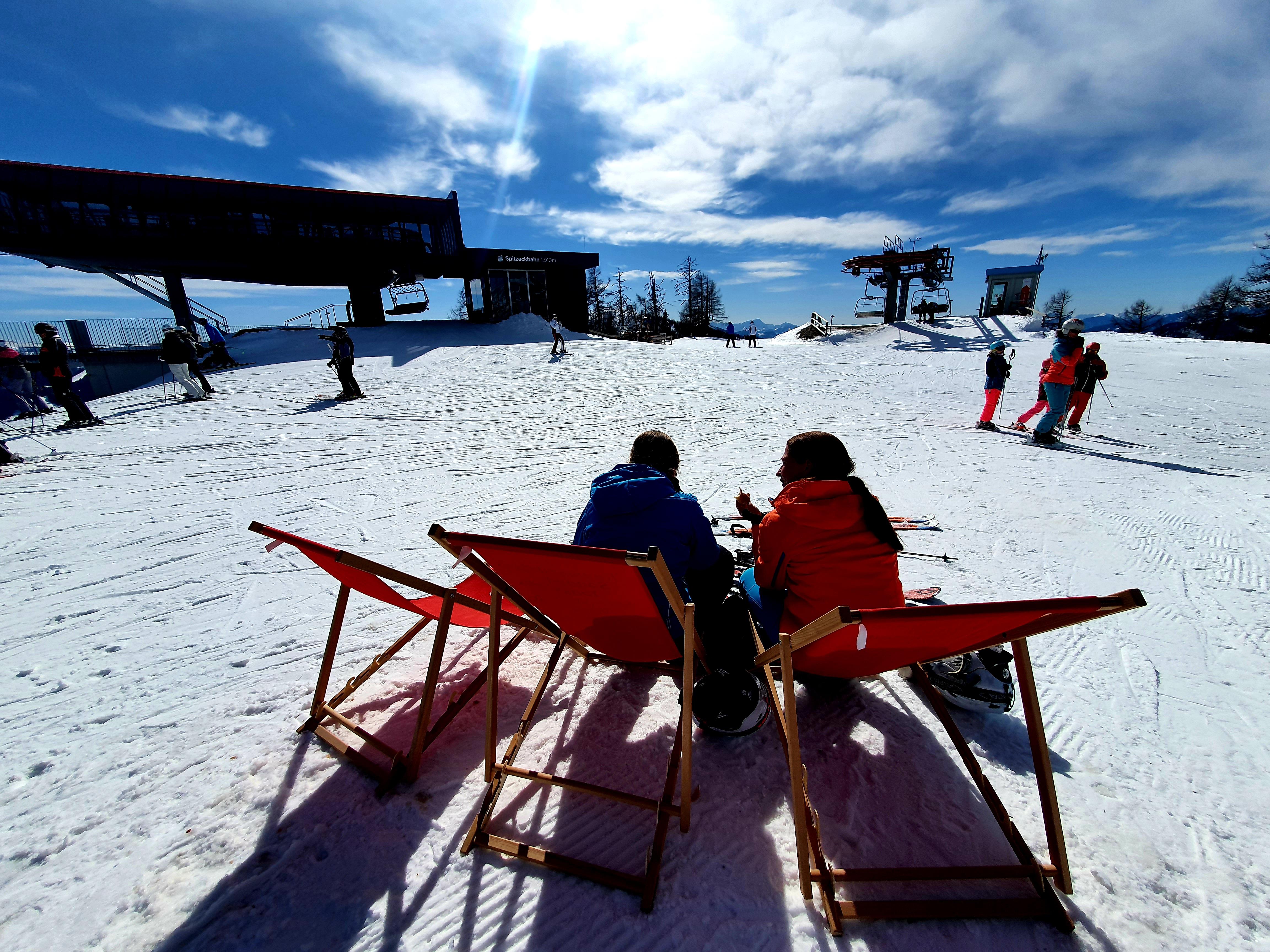 Überall stehen Sonnenliegen für ein Päuschen im Schnee.