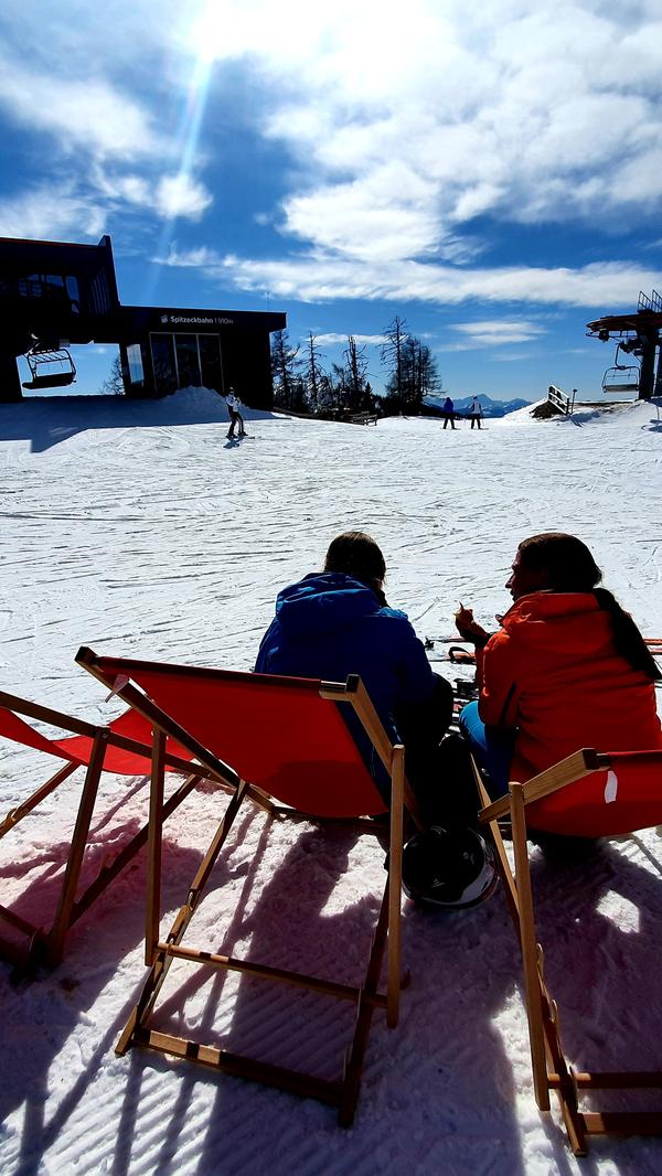 Überall stehen Sonnenliegen für ein Päuschen im Schnee.