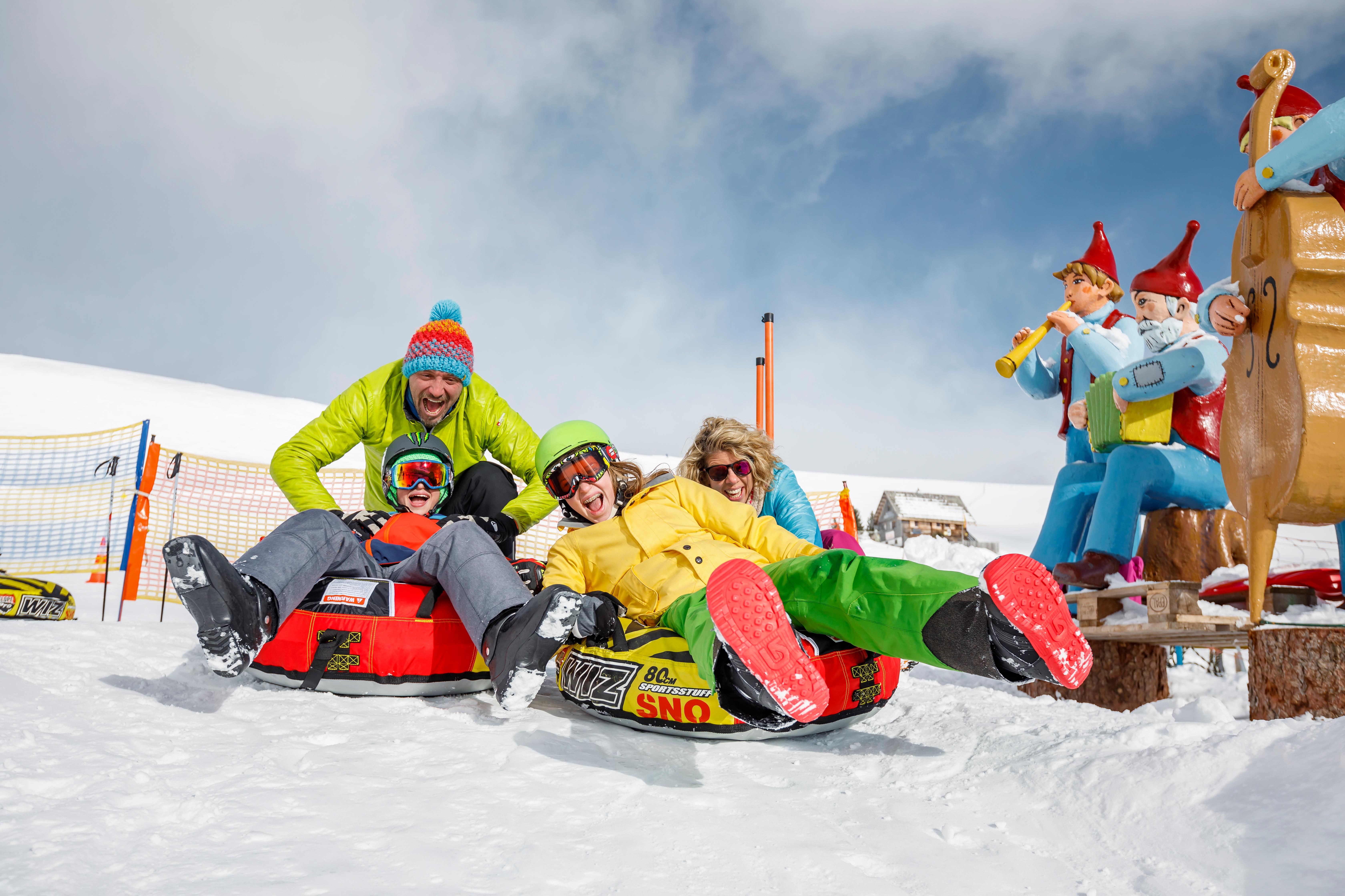 Familien, die ihre Kleinen spielerisch ans Skifahren heranführen wollen, besuchen die Heidialm am nahen Falkert. Dort steht ein kleines Winterparadies mit privatem Skigebiet und Seillift, Wellenbahn, Rails Kicker – die Kleinen können sich in einem abgegrenzten Bereich austoben, während sich die Eltern etwa am Schneeschuhwandern oder Tourengehen ausprobieren.