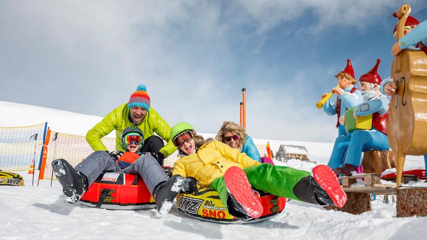 Familien, die ihre Kleinen spielerisch ans Skifahren heranführen wollen, besuchen die Heidialm am nahen Falkert. Dort steht ein kleines Winterparadies mit privatem Skigebiet und Seillift, Wellenbahn, Rails Kicker – die Kleinen können sich in einem abgegrenzten Bereich austoben, während sich die Eltern etwa am Schneeschuhwandern oder Tourengehen ausprobieren.