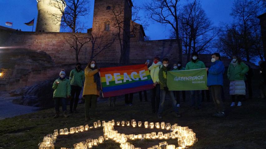 In über 40 deutschen Städten hielten Greenpeace-Ehrenamtliche an diesem Wochenende Mahnwachen für den Frieden ab, so auch in Nürnberg. Dabei ließen sie am 6. März mit hunderten Kerzen das Peace-Zeichen am Hang unterhalb der Burg erstrahlen.