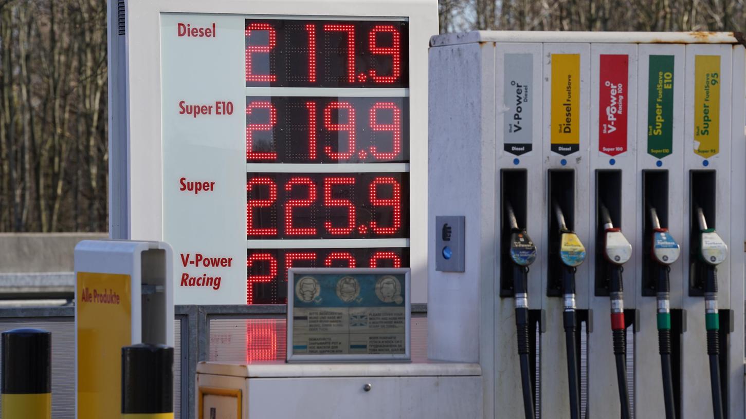 Die Preise für Benzin und Diesel steigen an deutschen Tankstellen kontinuierlich.
