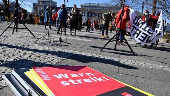 Beschäftigte aus Sozial- und Erziehungsberufen fordern in Erlangen vor dem Rathaus mehr Lohn