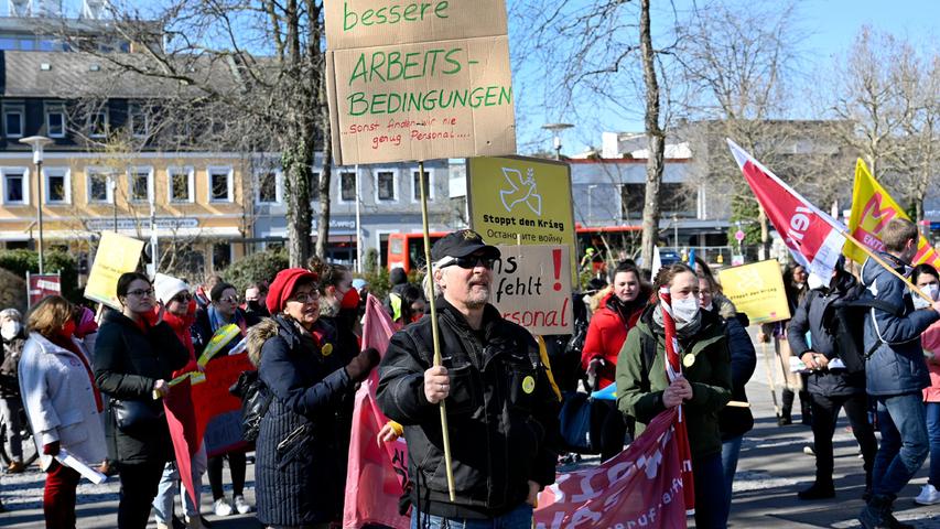 Um Verbesserungen für ihre Mitglieder in den laufenden Tarifverhandlungen zu erreichen, folgten in Erlangen rund 200 Menschen dem Aufruf der Gewerkschaft Verdi zu einem ganztägigen Warnstreik. Sie zogen vom Großparkplatz zum Rathausplatz, wo eine Kundgebung stattfand.
