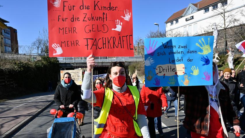 Um Verbesserungen für ihre Mitglieder in den laufenden Tarifverhandlungen zu erreichen, folgten in Erlangen rund 200 Menschen dem Aufruf der Gewerkschaft Verdi zu einem ganztägigen Warnstreik. Sie zogen vom Großparkplatz zum Rathausplatz, wo eine Kundgebung stattfand.