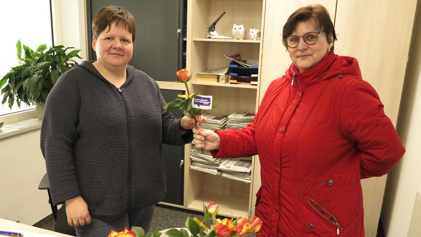 Andrea Rettlinger (rechts) und Heinz Rettlinger vom Linken-Ortsverband Gunzenhausen machten bei der Blumenverteilaktion ihrer Partei mit. Sie kamen auch zum Altmühl-Boten und beschenkten die Redaktionssekretärin Ingrid Neefischer.