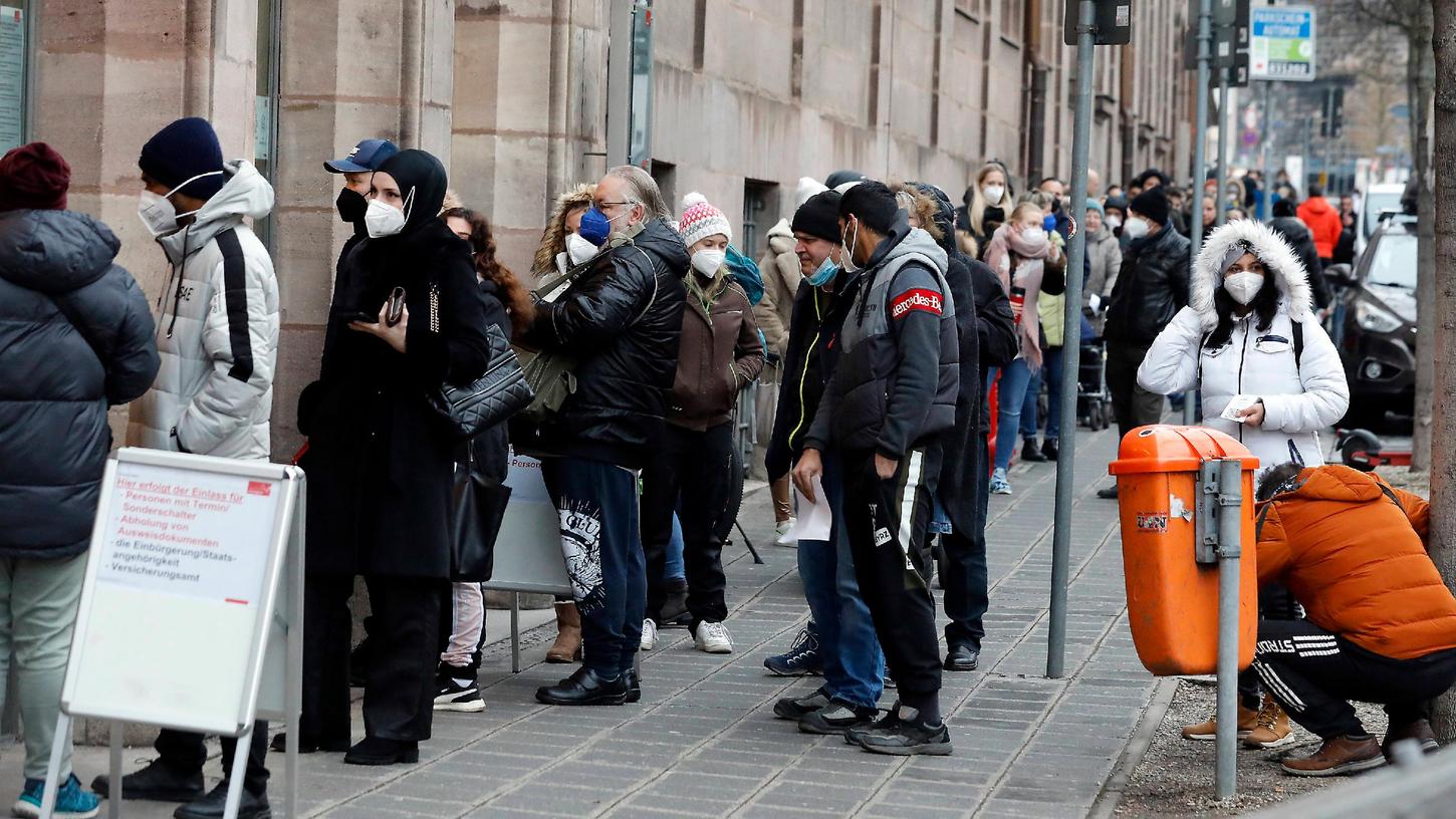 Warteschlangen, genervte Bürger: Eigentlich wollte die Stadt diese Situation in den Griff bekommen. Doch viel Personal befindet sich in Quarantäne oder Isolation, nun kommt die Flüchtlingskrise dazu.  