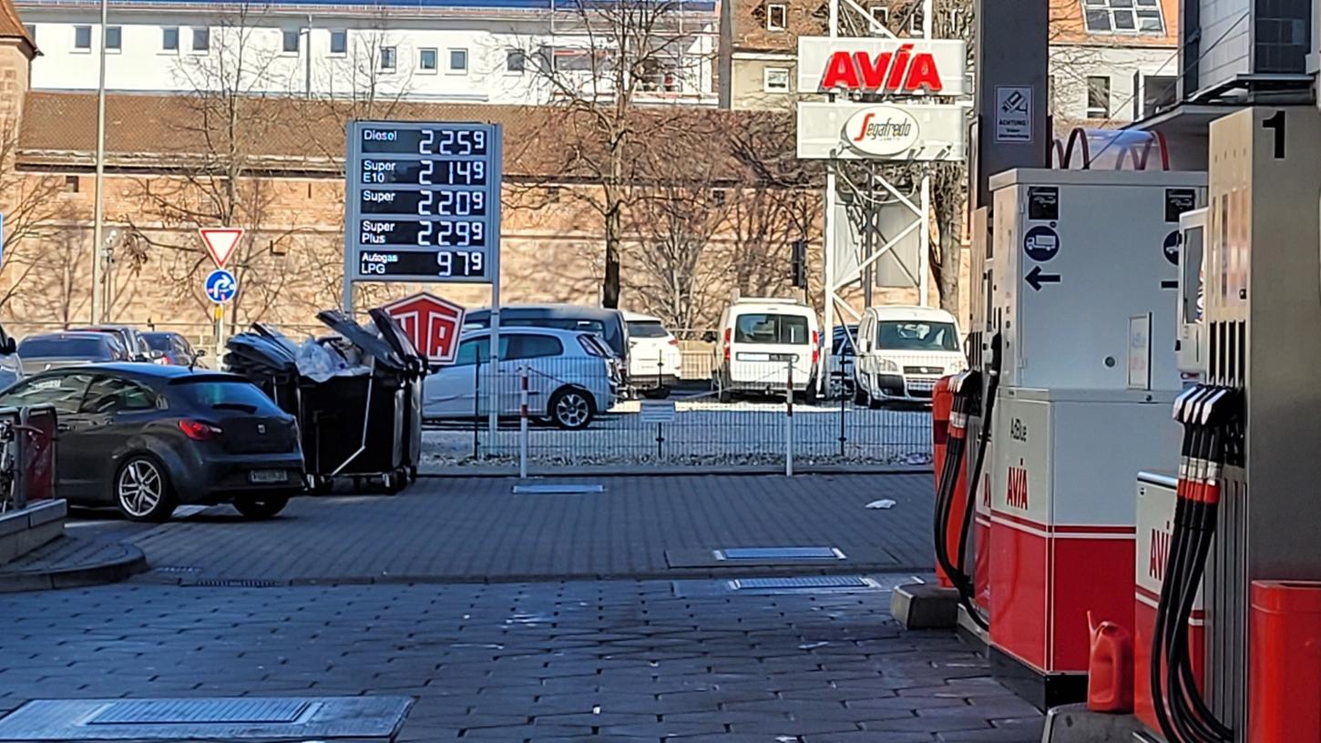 An der Avia-Tankstelle kletterten die Preise zeitweise über 2.20 Euro pro Liter.