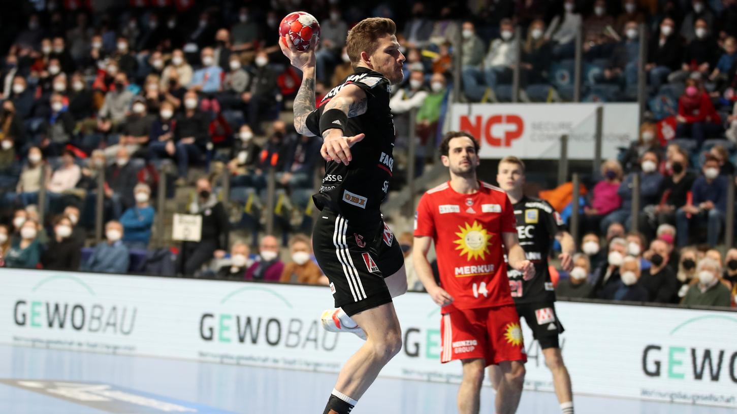Fly with me! Die sprungkräftige Abschlussstärke von Hampus Olsson will der HC Erlangen auch in Hamburg nutzen. Fly with me! Die sprungkräftige Abschlussstärke von Hampus Olsson will der HC Erlangen auch in Hamburg nutzen.