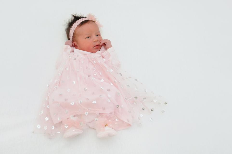 Willkommen Deborah! Am 5. März kam die Kleine mit 51 Zentimetern und 2990 Gramm auf die Welt.