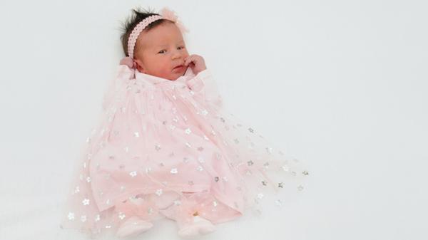 Willkommen Deborah! Am 5. März kam die Kleine mit 51 Zentimetern und 2990 Gramm auf die Welt.