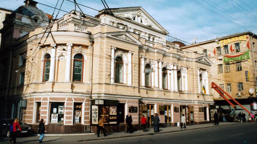 Altbauten und Häuser aus der Nachkriegszeit - eine sehr verbreitete Koexistenz in Charkiw.